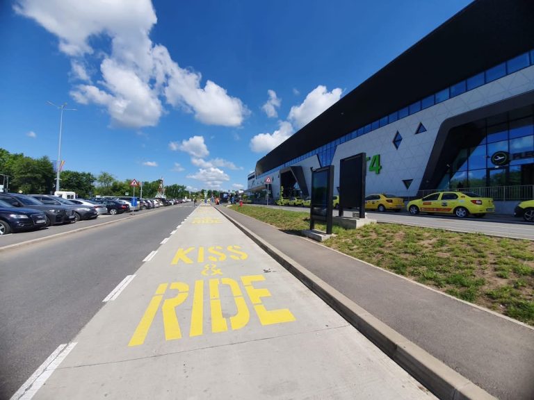 reguli noi pentru accesul auto la Aeroportul Iași. Ce se schimbă și cum influențează comportamentul pasagerilor