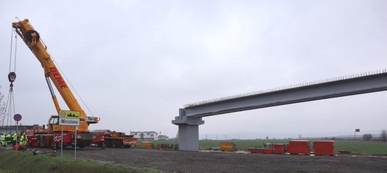 A început montarea pasarelei velo peste sensul giratoriu de la Valea Ursului! O etapă esențială în proiectul pistei de biciclete care leagă Miroslava de Valea Ursului și Ferma Liliac