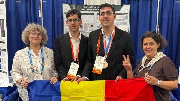 ChromaVer Iași: doi frați de la Liceul de Informatică au creat un senzor inteligent care detectează prospețimea cărnii. Invenția, premiată la nivel mondial