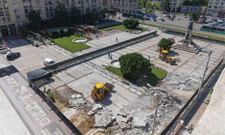 Modernizare Piața Unirii Iași: au început decopertările, iar mozaicul vechi va fi înlocuit cu granit