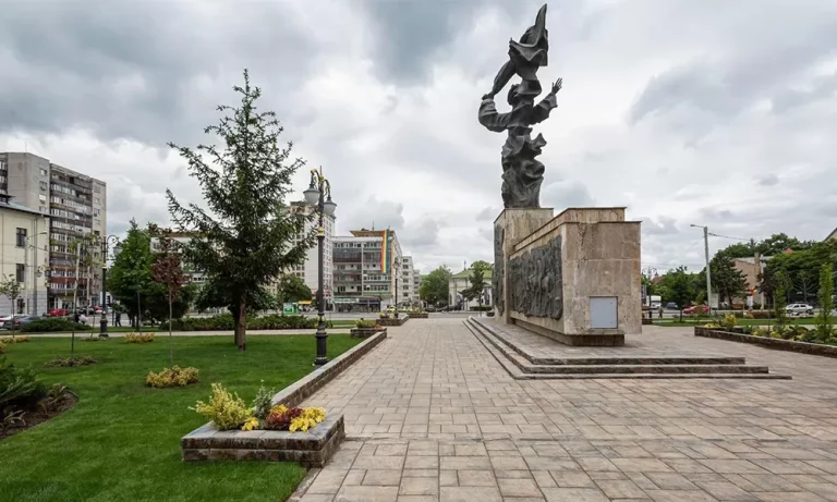 Monumentul Independenței din Iași va fi restaurat după patru ani de blocaje. Primăria a semnat contractul în urma unei decizii a instanței