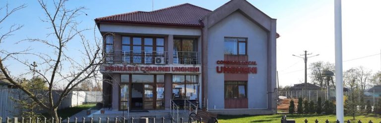 Colectare deșeuri textile în comuna Ungheni: Primăria cumpără un container special pentru reciclarea hainelor uzate